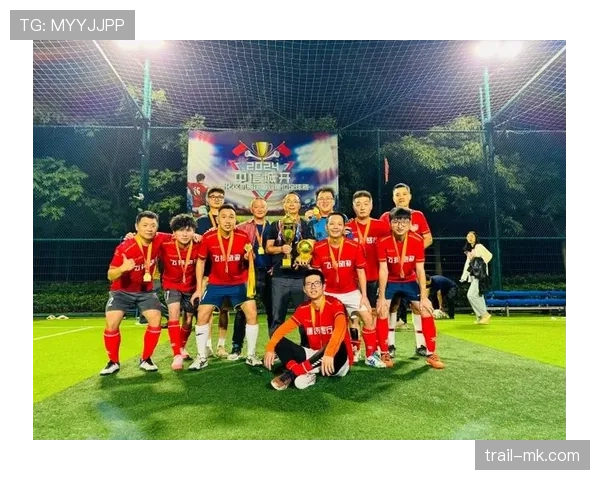 足球淘汰赛阶段竞争激烈，多支强队表现稳健